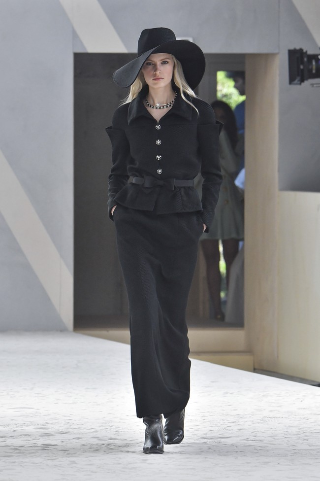 Fashion show Chanel Couture 2022 digelar di Etrier de Paris, sebuah kandang kuda dan tempat latihan berkuda di Paris, Prancis. Chanel menghadirkan koleksi glamour, busana tweed yang menjadi ciri khasnya. Foto: Getty Images/Gamma-Rapho.