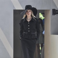 Fashion show Chanel Couture 2022 digelar di Etrier de Paris, sebuah kandang kuda dan tempat latihan berkuda di Paris, Prancis. Chanel menghadirkan koleksi glamour, busana tweed yang menjadi ciri khasnya. Foto: Getty Images/Gamma-Rapho.