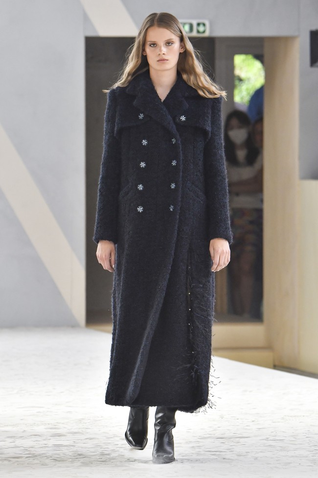 Fashion show Chanel Couture 2022 digelar di Etrier de Paris, sebuah kandang kuda dan tempat latihan berkuda di Paris, Prancis. Chanel menghadirkan koleksi glamour, busana tweed yang menjadi ciri khasnya. Foto: Getty Images/Gamma-Rapho.