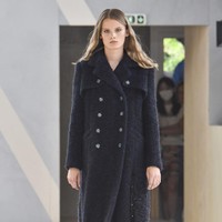 Fashion show Chanel Couture 2022 digelar di Etrier de Paris, sebuah kandang kuda dan tempat latihan berkuda di Paris, Prancis. Chanel menghadirkan koleksi glamour, busana tweed yang menjadi ciri khasnya. Foto: Getty Images/Gamma-Rapho.