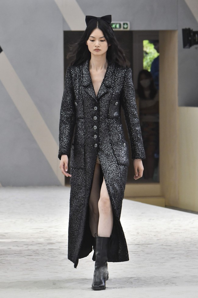 Fashion show Chanel Couture 2022 digelar di Etrier de Paris, sebuah kandang kuda dan tempat latihan berkuda di Paris, Prancis. Chanel menghadirkan koleksi glamour, busana tweed yang menjadi ciri khasnya. Foto: Getty Images/Gamma-Rapho.