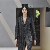 Fashion show Chanel Couture 2022 digelar di Etrier de Paris, sebuah kandang kuda dan tempat latihan berkuda di Paris, Prancis. Chanel menghadirkan koleksi glamour, busana tweed yang menjadi ciri khasnya. Foto: Getty Images/Gamma-Rapho.