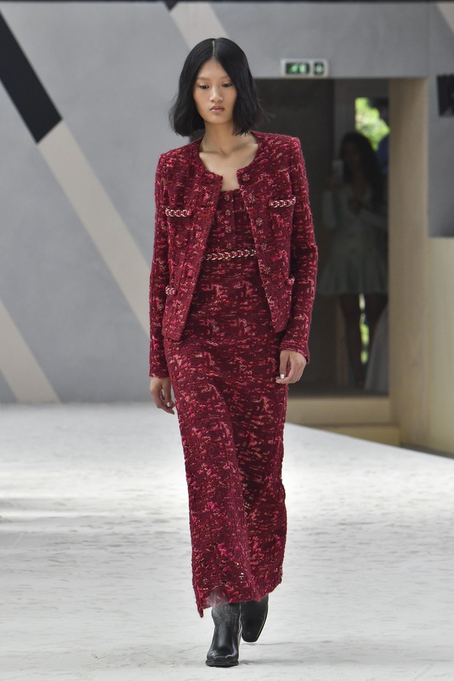 Fashion show Chanel Couture 2022 digelar di Etrier de Paris, sebuah kandang kuda dan tempat latihan berkuda di Paris, Prancis. Chanel menghadirkan koleksi glamour, busana tweed yang menjadi ciri khasnya. Foto: Getty Images/Gamma-Rapho.