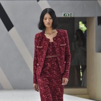 Fashion show Chanel Couture 2022 digelar di Etrier de Paris, sebuah kandang kuda dan tempat latihan berkuda di Paris, Prancis. Chanel menghadirkan koleksi glamour, busana tweed yang menjadi ciri khasnya. Foto: Getty Images/Gamma-Rapho.