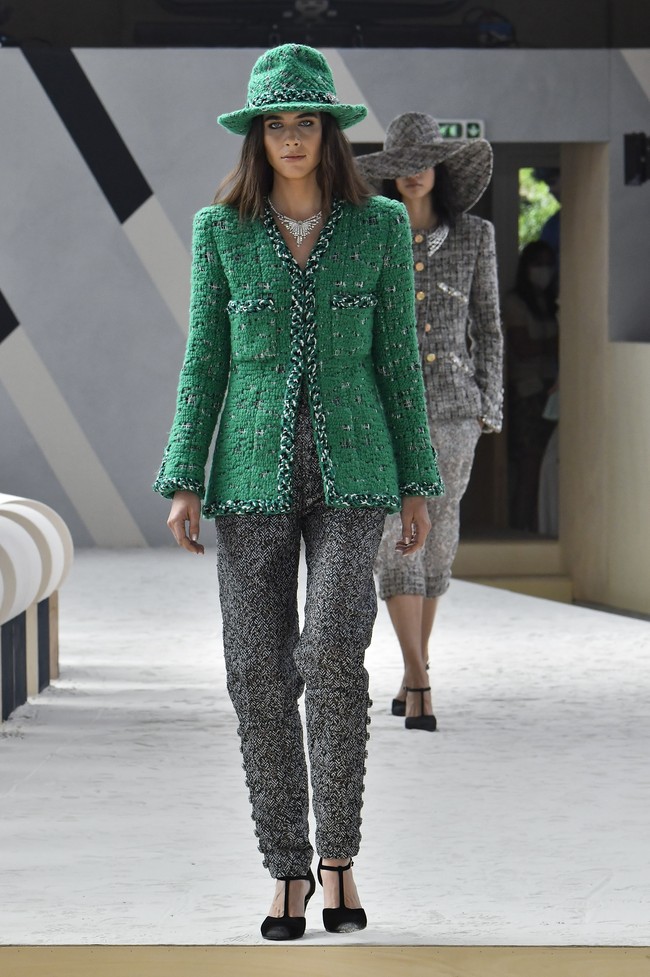 Fashion show Chanel Couture 2022 digelar di Etrier de Paris, sebuah kandang kuda dan tempat latihan berkuda di Paris, Prancis. Chanel menghadirkan koleksi glamour, busana tweed yang menjadi ciri khasnya. Foto: Getty Images/Gamma-Rapho.