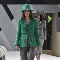 Fashion show Chanel Couture 2022 digelar di Etrier de Paris, sebuah kandang kuda dan tempat latihan berkuda di Paris, Prancis. Chanel menghadirkan koleksi glamour, busana tweed yang menjadi ciri khasnya. Foto: Getty Images/Gamma-Rapho.