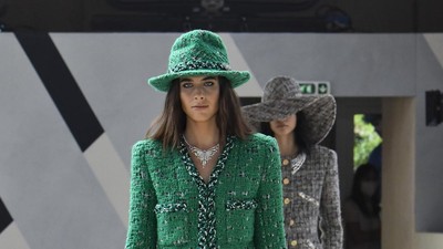 10 Koleksi Busana Chanel Couture 2022 yang Dipamerkan di Kandang Kuda