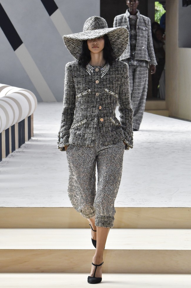 Fashion show Chanel Couture 2022 digelar di Etrier de Paris, sebuah kandang kuda dan tempat latihan berkuda di Paris, Prancis. Chanel menghadirkan koleksi glamour, busana tweed yang menjadi ciri khasnya.  Foto: Getty Images/Gamma-Rapho.