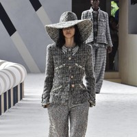Fashion show Chanel Couture 2022 digelar di Etrier de Paris, sebuah kandang kuda dan tempat latihan berkuda di Paris, Prancis. Chanel menghadirkan koleksi glamour, busana tweed yang menjadi ciri khasnya.  Foto: Getty Images/Gamma-Rapho.