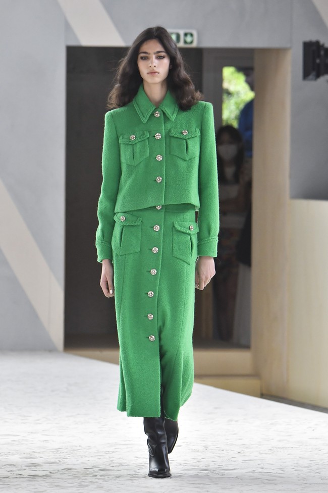 Fashion show Chanel Couture 2022 digelar di Etrier de Paris, sebuah kandang kuda dan tempat latihan berkuda di Paris, Prancis. Chanel menghadirkan koleksi glamour, busana tweed yang menjadi ciri khasnya. Foto: Getty Images/Gamma-Rapho.