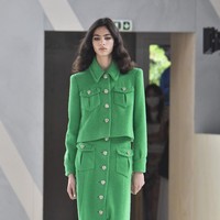 Fashion show Chanel Couture 2022 digelar di Etrier de Paris, sebuah kandang kuda dan tempat latihan berkuda di Paris, Prancis. Chanel menghadirkan koleksi glamour, busana tweed yang menjadi ciri khasnya. Foto: Getty Images/Gamma-Rapho.