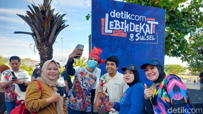 Komika Arif Brata diajak selfie peserta jalan sehat detikSulsel
