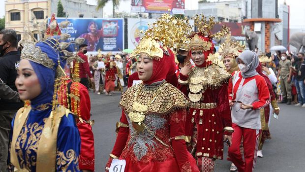 Parade budaya nusantara di Kota Bandar Lampung diikuti ratusan warga berbusana daerah.