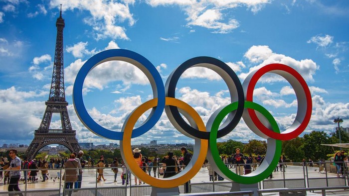 PARIS, ILE DE FRANCE, FRANCE - 2017/09/14: The Olympic Rings being placed in front of the Eiffel Tower in celebration of the French capital won the hosting right for the 2024 summer Olympic Games. (Photo by Nicolas Briquet/SOPA Images/LightRocket via Getty Images)