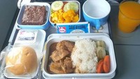 Maskapai asal Mesir, memiliki penyajian makanan yang cukup unik. Makanan utama seperti nasi dan lauk serta saladnya disusun seolah sedang menyantap bekal sekolah. Foto: Buzzfeed