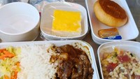 Sederhana tetapi mengenyangkan menjadi konsep sajian maskapai asal China. Menunya ada nasi dengan daging cincang, roti hingga sepotong kue yang manis. Foto: Buzzfeed