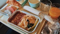 Maskapai asal Vietnam ternyata lebih memilih menyajikan menu bergaya Eropa. Ada spaghetti bolognese hingga roti yang disajikan untuk para penumpangnya. Foto: Buzzfeed