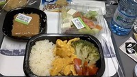 Layaknya kebiasaan orang Amerika Serikat yang ingin segalanya lebih cepat, makanan di maskapainya juga sangat sederhana. Nasi, sayur, salad dan roti menjadi menu yang ditawarkan untuk penumpang. Foto: Buzzfeed