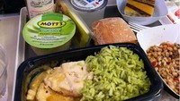 Maskapai Air France asal Perancis menawarkan menu makanan yang begitu lengkap. Dalam satu set menunya ada nasi dan ayam, kacang-kacangan hingga kue sebagai menu penutup. Bahkan penumpangnya juga bisa memesan alkohol. Foto: Buzzfeed