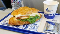 Tidak hanya untuk penerbangan jarak jauh, maskapai asal Bangkok juga menyediakan makanan untuk penerbangan yang singkat. Menunya ada croissant sandwich yang bikin lapar! Foto: Buzzfeed