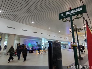 Penumpang Pesawat Mulai Stabil, Kawasan Tugu Malioboro YIA Ramai Pengunjung