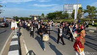 Marching band iringi perjalanan peserta jalan sehat detikSulsel. Foto: (Andi Nur Isman/detikSulsel)