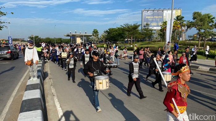 Marching band iringi perjalanan peserta jalan sehat detikSulsel.