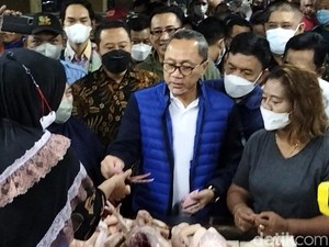 Mendag Zulhas Sidak Bahan Pokok di Pasar Wonokromo: Harga-harga Turun Banyak