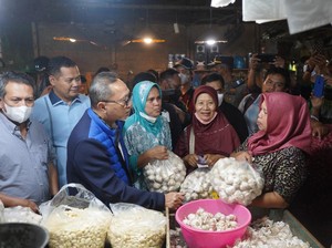 Harga Bahan Pokok di Surabaya Turun, Mendag Zulhas: Ibu-ibu Senang