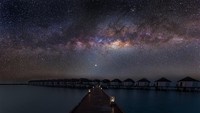Berikutnya, suasana romantis terlihat dari lansekap milky way di Maldives.