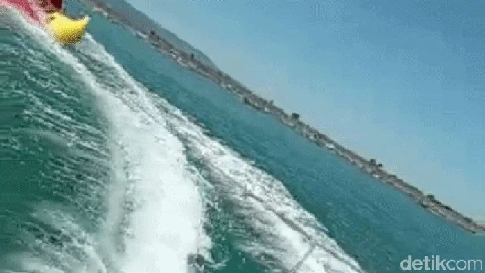 Menjajal banana boat di Batu Bintang Geopark Ciletuh