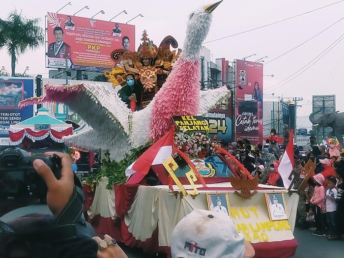 Mobil dengan hiasan bentuk burung ikut meriahkan Parade Festival Mobil Hias dan Budaya Nusantara yang diadakan Pemerintah Kota Bandar Lampung.