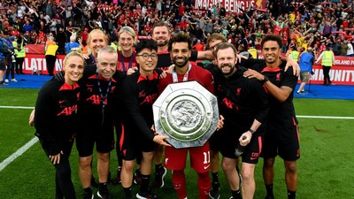Ketika Salah dan Mane Barengan Angkat Trofi