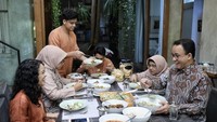 Inilah momen ketika Mutiara dan keluarga Anies Baswedan makan-makan sembari menikmati momen hari raya. Kompak ya! Foto: Instagram @mutiarabaswedan