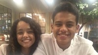 Sepertinya Mutiara Baswedan juga cukup dekat dengan adik laki-lakinya. Dia dan adiknya kompak berpose setelah selesai makan di sebuah restoran. Foto: Instagram @mutiarabaswedan