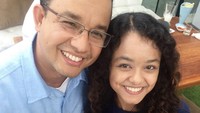 Sepertinya Mutiara Baswedan cukup dekat dengan ayahnya. Mutiara dan Anies terlihat sedang memegang latte dengan kreasi latte yang dibentuk menjadi muka mereka. Foto: Instagram @mutiarabaswedan