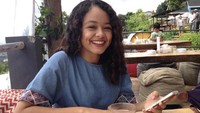 Mutiara Baswedan terlihat bahagia ketika dirinya minum segelas susu panas di tempat sejuk ini. Foto: Instagram @mutiarabaswedan