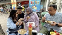 Kalau ini momen ketika Mutiara diajak oleh Anies Baswedan dan keluarganya makan bubur gerobakan nih. Foto: Instagram @aniesbaswedan