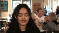 Lucu! Di sebuah kafe, Mutiara Baswedan tampak tidak sabar makan roti dengan taburan gula yang ada di depannya. Foto: Instagram @mutiarabaswedan