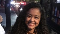 Mutiara Baswedan juga suka mencicipi berbagai macam makanan. Seperti momen ini ketika Mutiara makan Nachos berlumuran keju. Foto: Instagram @mutiarabaswedan