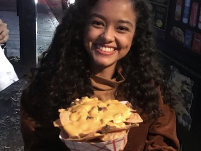 Momen Seru Mutiara Baswedan Makan Bubur hingga Ngemil Nachos