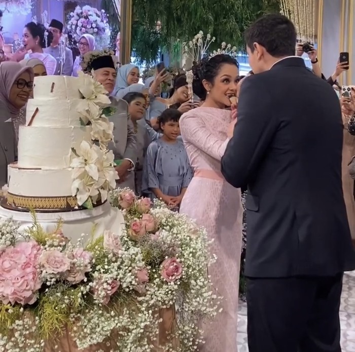Momen Seru Mutiara Baswedan Makan Bubur hingga Ngemil Nachos.