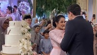 Di pesta pernikahannya, Mutiara Baswedan terlihat sedang menyuapi suaminya kue pernikahan nih. So sweet ya? Foto: Instagram @mutiarabaswedan