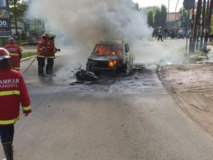 Motor di Tangsel Terbakar Gegara Korsleting, Api Merambat ke Mobil
