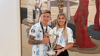 Muri Lopez Benitez juga hadir saat Lisandro Martinez meraih piala bersama Timnas Argentina. Foto: Instagram Muri Lopez Benitez
