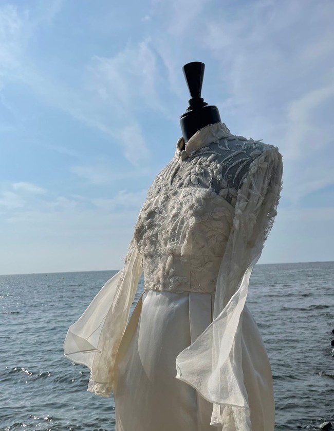 Didit Hediprasetyo menunjukkan detail busana gaun pengantin untuk acara resepsi tersebut di Instagramnya. Gaun tersebut memiliki detail embroidery dengan kerah Shanghai. Pada bagian bawahnya mengenakan kain putih polos dengan potongan lurus. Foto: dok. Didit Hediprasetyo