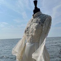 Didit Hediprasetyo menunjukkan detail busana gaun pengantin untuk acara resepsi tersebut di Instagramnya. Gaun tersebut memiliki detail embroidery dengan kerah Shanghai. Pada bagian bawahnya mengenakan kain putih polos dengan potongan lurus. Foto: dok. Didit Hediprasetyo