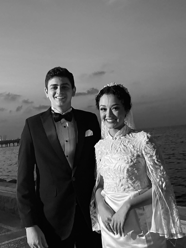 Mutiara Baswedan juga tampil cantik dengan busana karya putra Prabowo, Didit Hediprasetyo. Kali ini Tia memakai gaun dengan detail menarik. Gaun putih tersebut cantik dengan aksen slit pada lengan dan potongan kerah cheongsam.Foto: dok. Didit Hediprasetyo