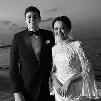 Mutiara Baswedan juga tampil cantik dengan busana karya putra Prabowo, Didit Hediprasetyo. Kali ini Tia memakai gaun dengan detail menarik. Gaun putih tersebut cantik dengan aksen slit pada lengan dan potongan kerah cheongsam.Foto: dok. Didit Hediprasetyo