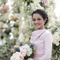 Ada satu lagi busana yang dipakainya di hari resepsi hari kedua. Dalam berbagai postingan, Mutiara Baswedan mengenakan gaun pink bertekstur motif batik nan romantis yang dipadukan dengan headpiece.Foto: dok. Didit Hediprasetyo